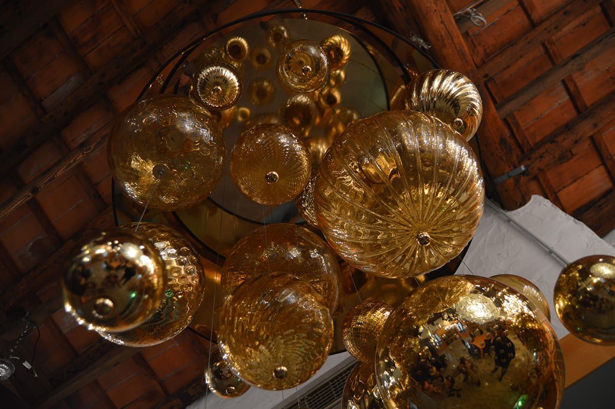 Lampadario su progetto, vetro soffiato e foglia d’oro